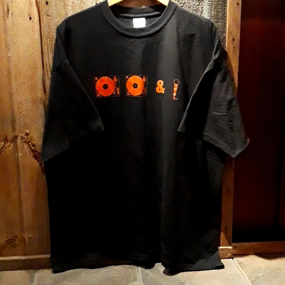 Gildan "2 turntables & a microphone" T-shirt black with orange graphic